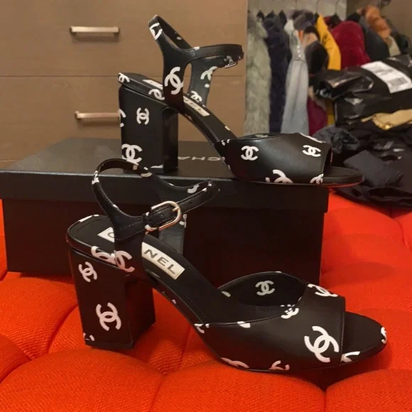 Chanel - Picture 8 of 16